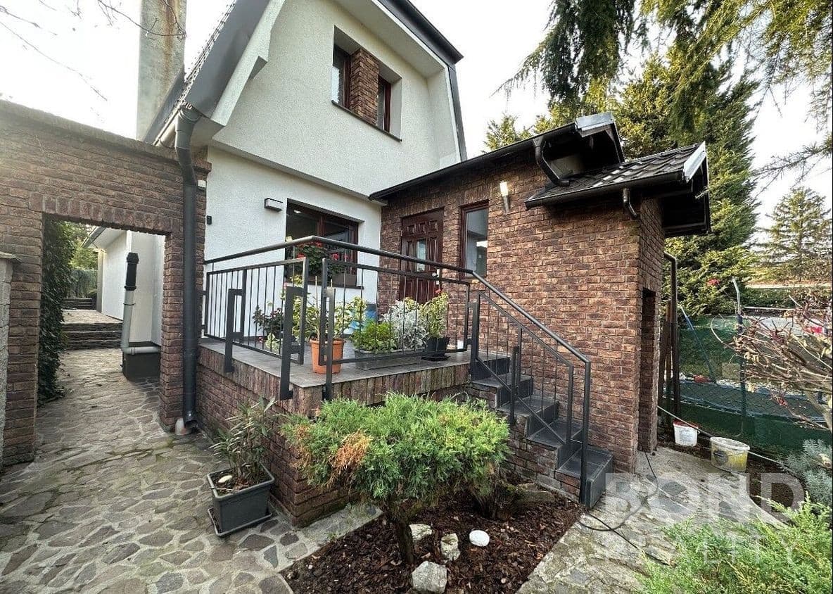 Na predaj – 3-izbový rodinný dom, Bratislava – Dúbravka