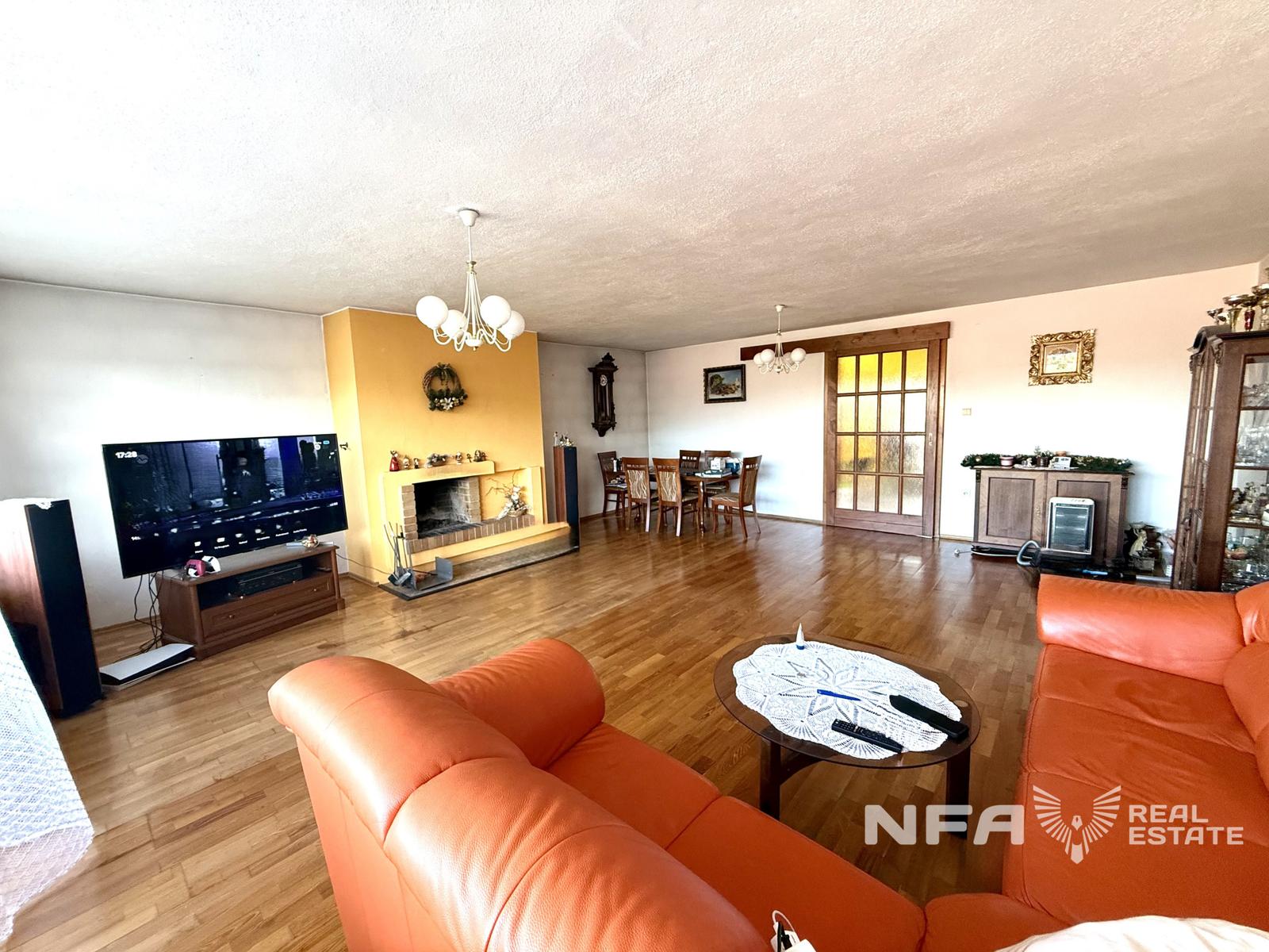 REZERVOVANÝ - Priestranný rodinný dom na slnečnom pozemku 2 170 m²