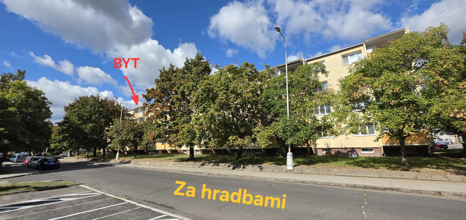 REZERVOVANÝ! 2izbový tehlový byt v centre s loggiou – fotka 2