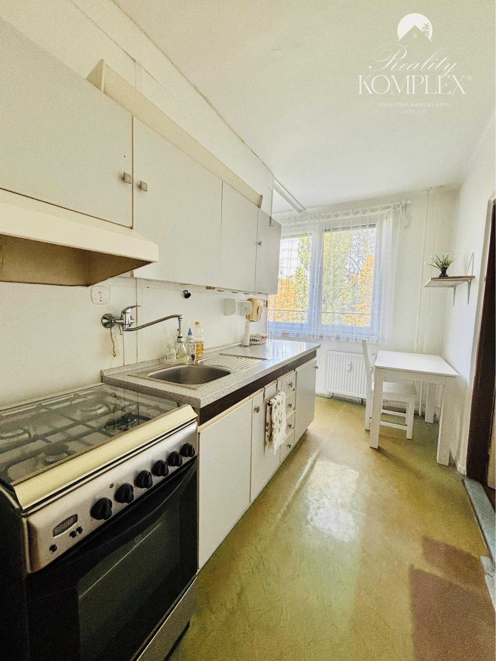 Reality KOMPLEX s.r.o., Vám ponúka na predaj čiastočne rekonštruovaný  2  izbový byt blízko od centra Mesta Komárno.