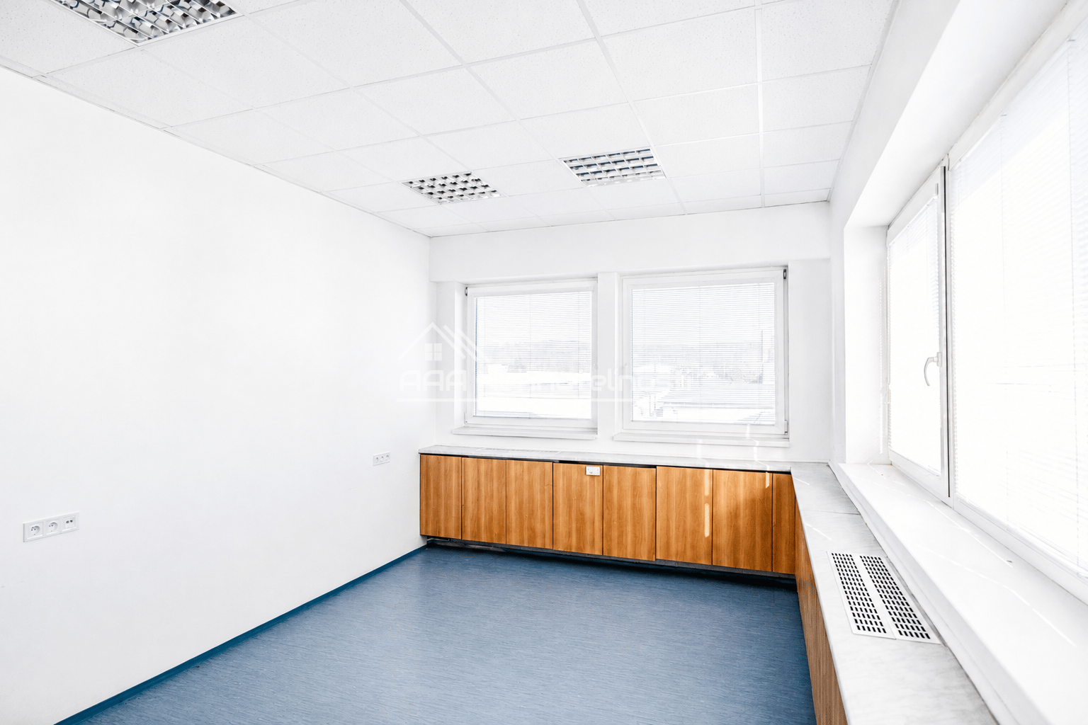 Na prenájom 4 kancelárie v súkromnom areáli, Južná Trieda – fotka 2