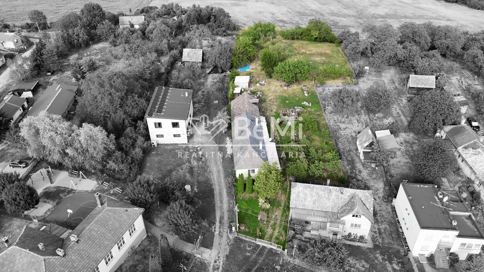 VIDEO- DOM SO ZÁHRADOU 3147m² V ZACHAROVCIACH - NA PREDAJ