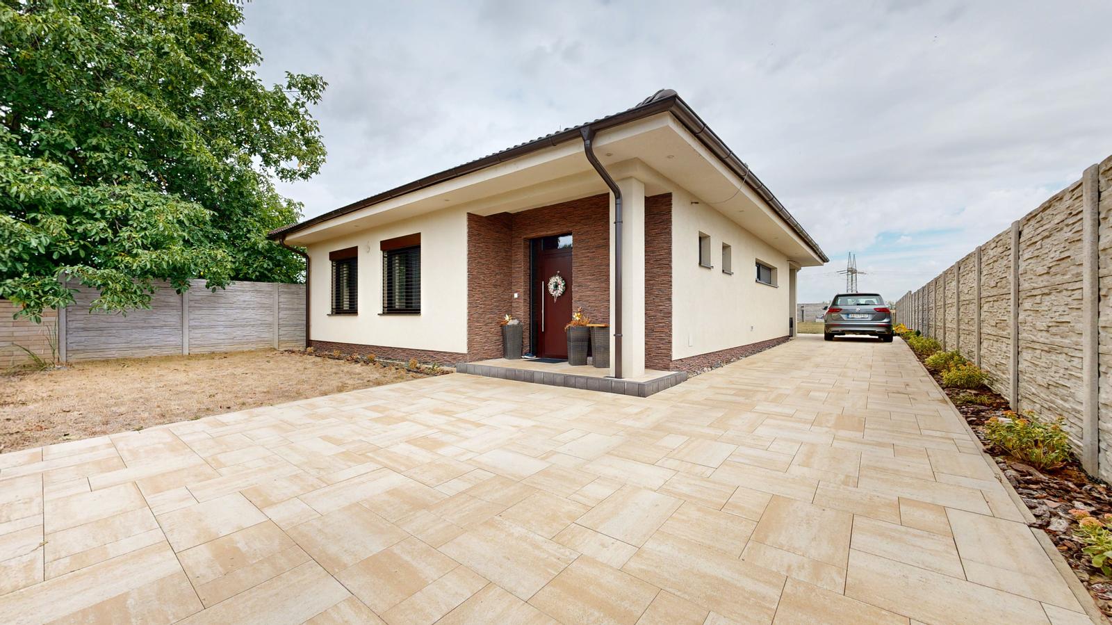 REZERVOVANÝ / Moderný 4-izbový bungalov s maximálnym súkromím a veľkým pozemkom – fotka 2
