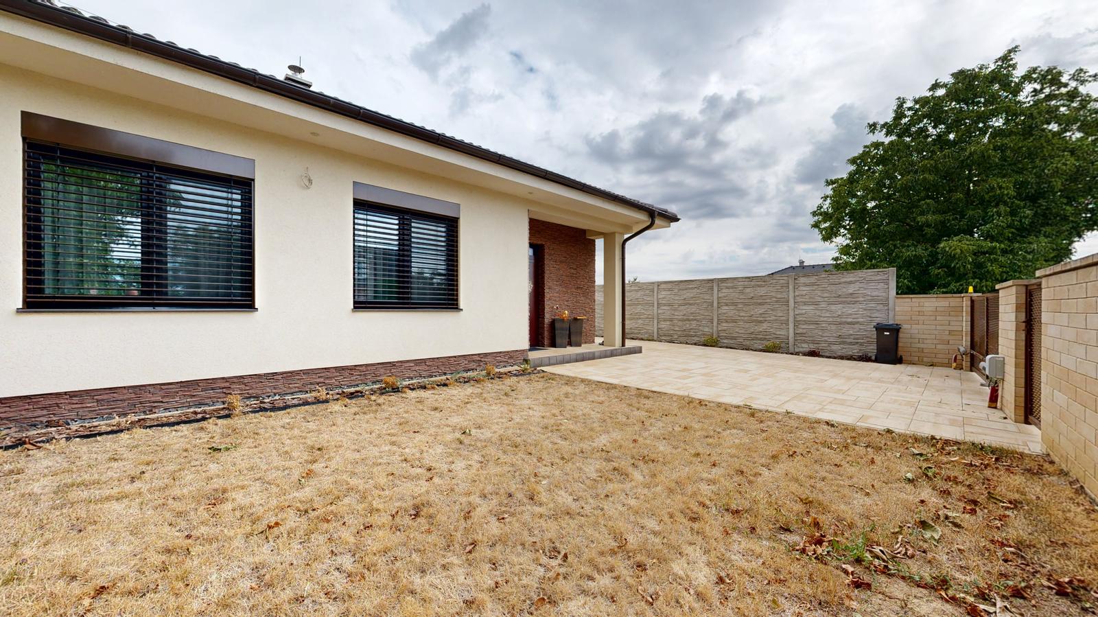 REZERVOVANÝ / Moderný 4-izbový bungalov s maximálnym súkromím a veľkým pozemkom