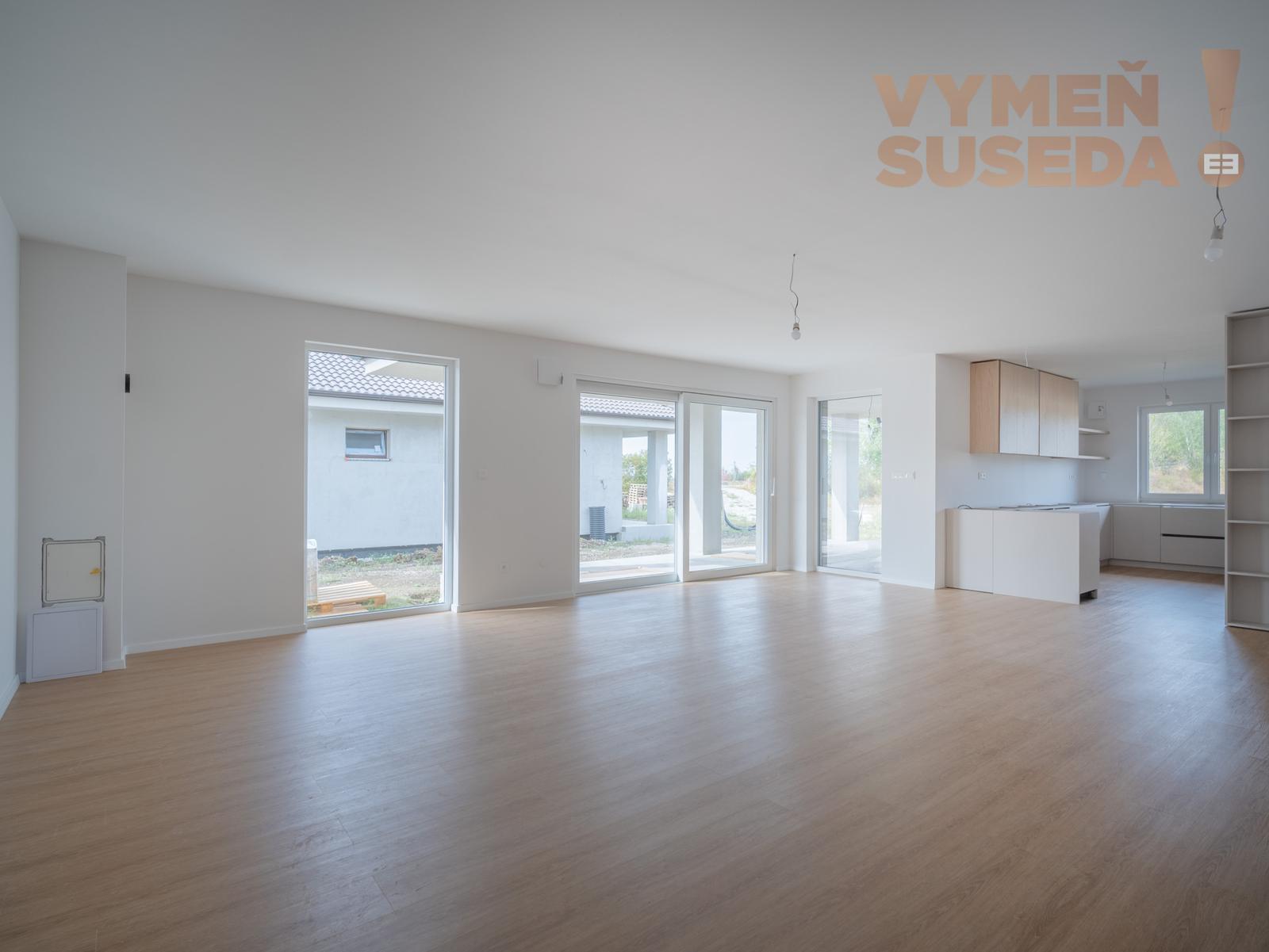 VYMEŇ SUSEDA! - 4-IZBOVÝ RD 144m2, NOVOSTAVBA V ŠTANDARDE, POZEMOK 600m2, DRAHOVCE, MAJER – fotka 2