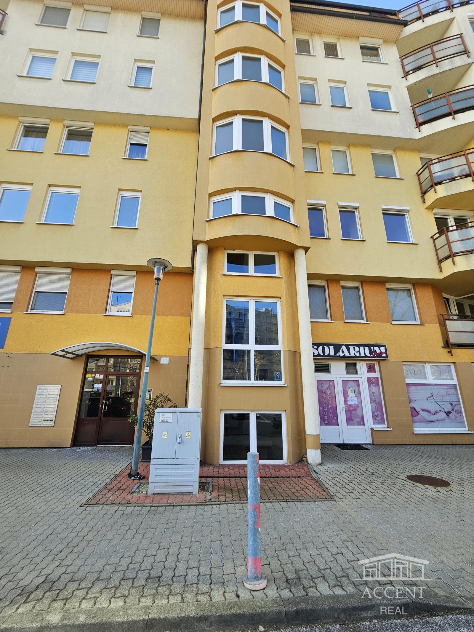 MULTIFUNKČNÉ NEBYTOVÉ PRIESTORY S VÝKLADMI (154m2) NA FREKVENTOVANOM MIESTE - HANY MELIČKOVEJ – fotka 2