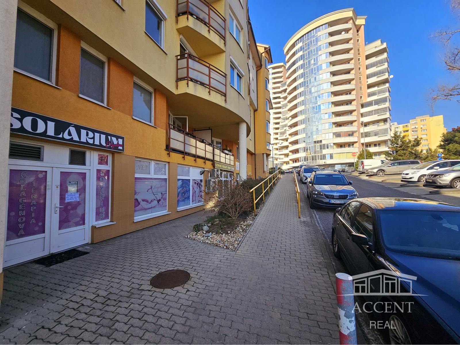 MULTIFUNKČNÉ NEBYTOVÉ PRIESTORY S VÝKLADMI (154m2) NA FREKVENTOVANOM MIESTE - HANY MELIČKOVEJ – fotka 2