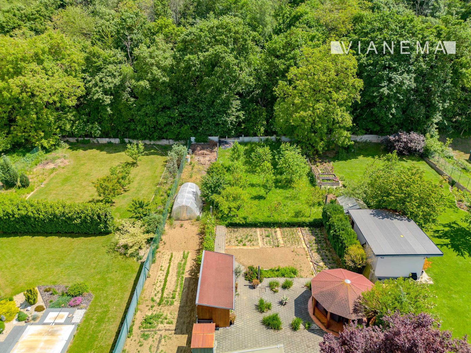 Dom pod lesom | Moravany n/V | 250 m² | pozemok 1 800 m² – fotka 2