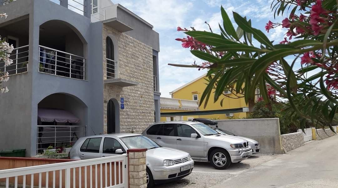 Chorvátsko, zabehnutý apartmánový dom, 400 m od mora. – fotka 2