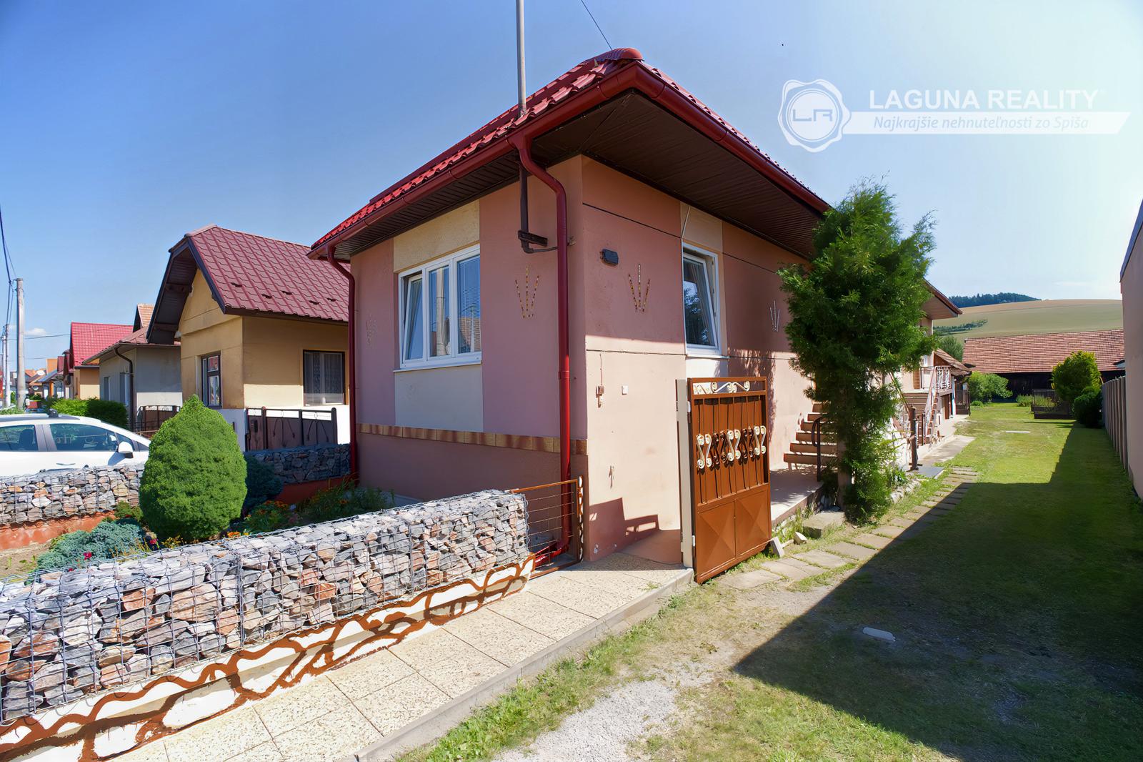 Rodinný dom (1 293 m²) s  veľkou záhradou a stodolou, Domaňovce – fotka 2