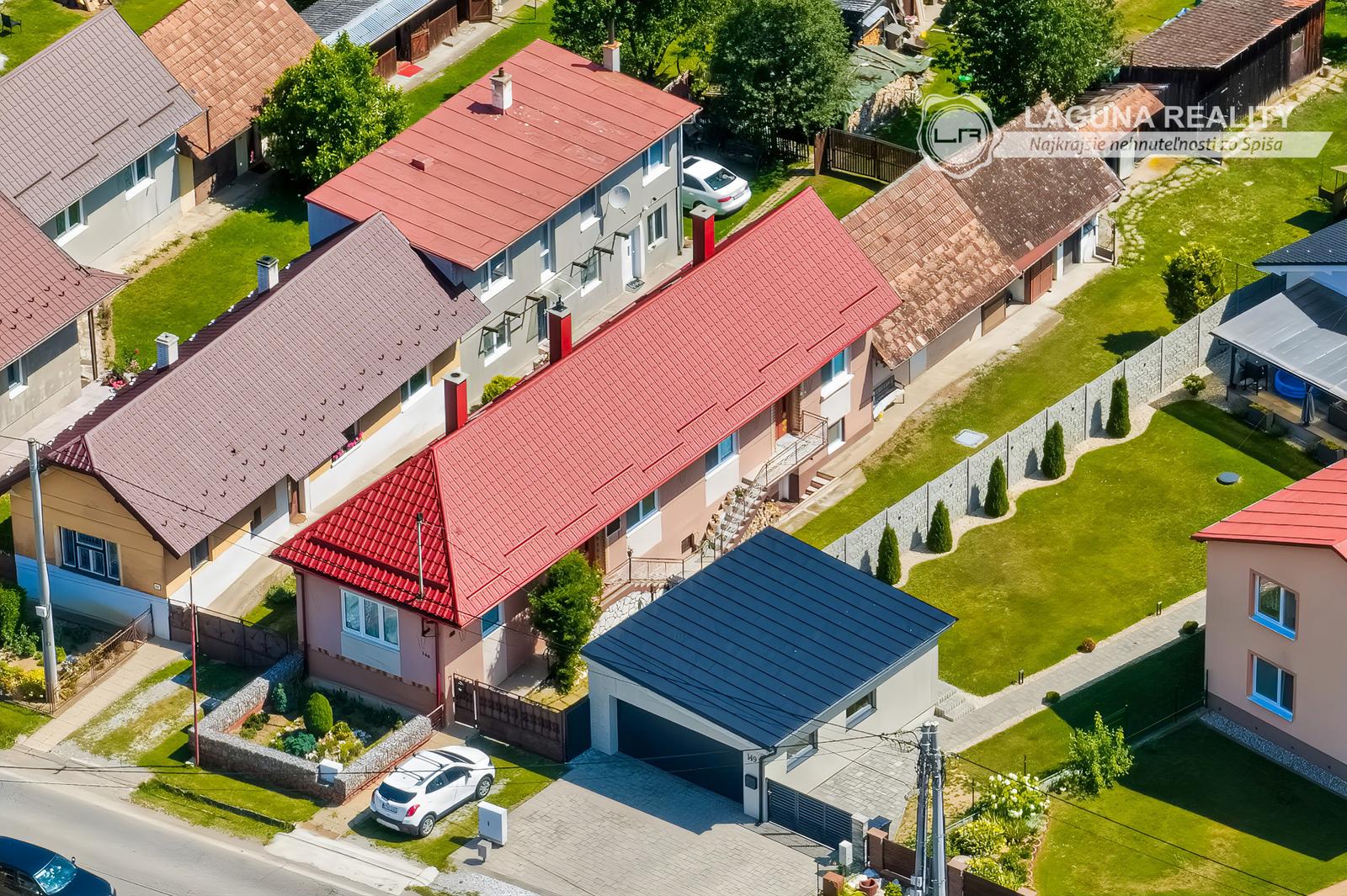 Rodinný dom (1 293 m²) s  veľkou záhradou a stodolou, Domaňovce