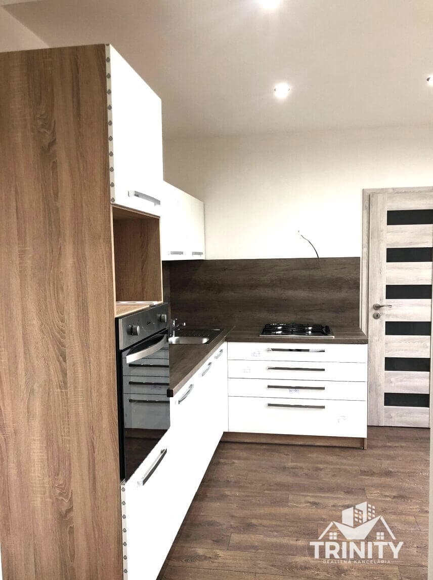 Na prenájom veľký 2-izbový byt s balkónom v Nových Zámkoch