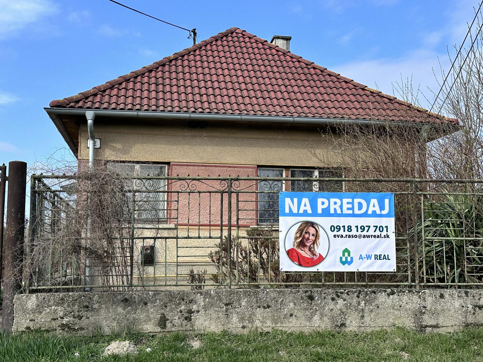 Na predaj starší rodinný dom vhodný na kompletnú prestavbu  v obci Dunajský Klátov s novými vizualizáciami