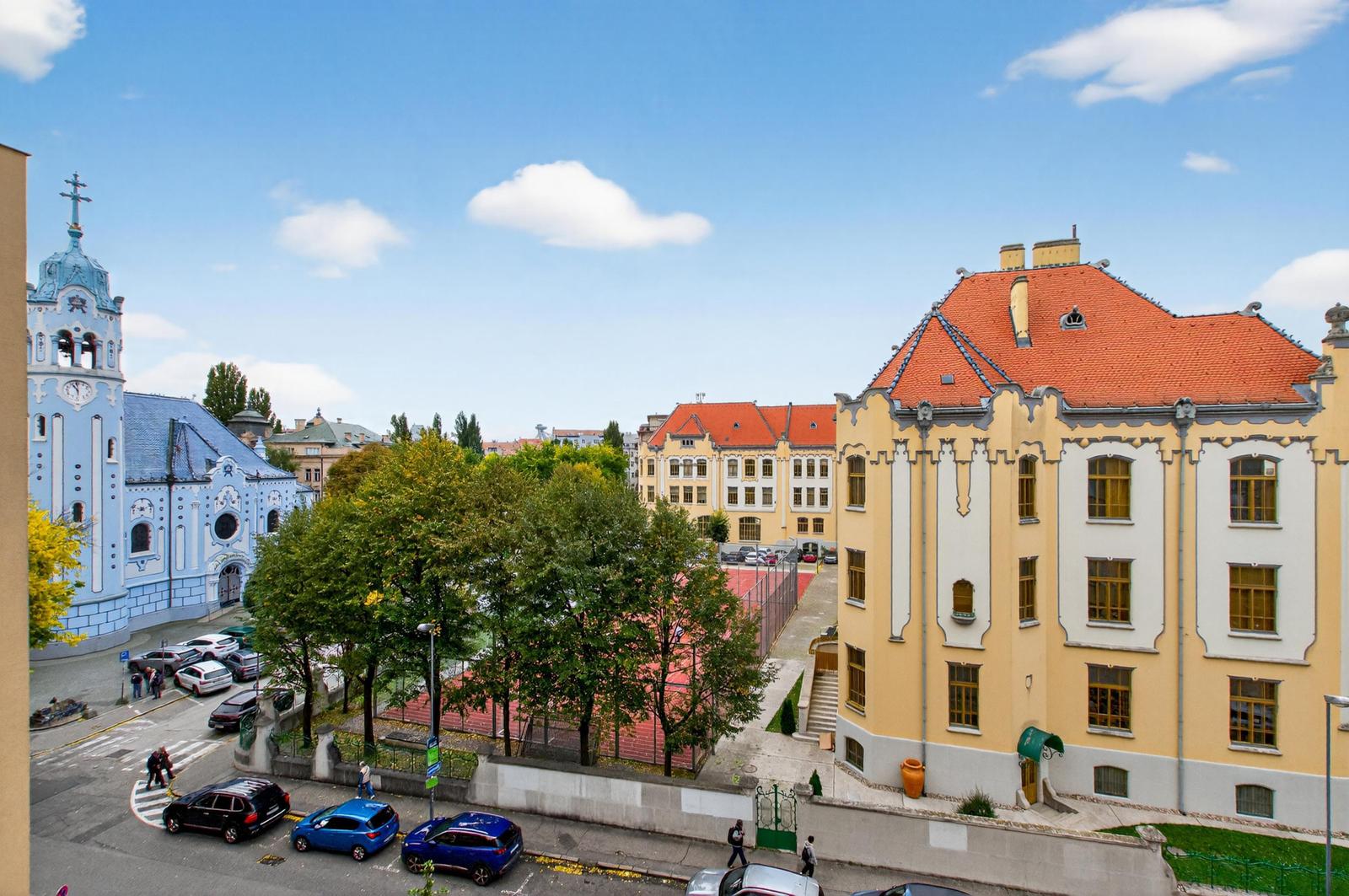 BEZ PROVÍZIE: 2-izbový byt v úplnom centre - oproti Modrému kostolíku