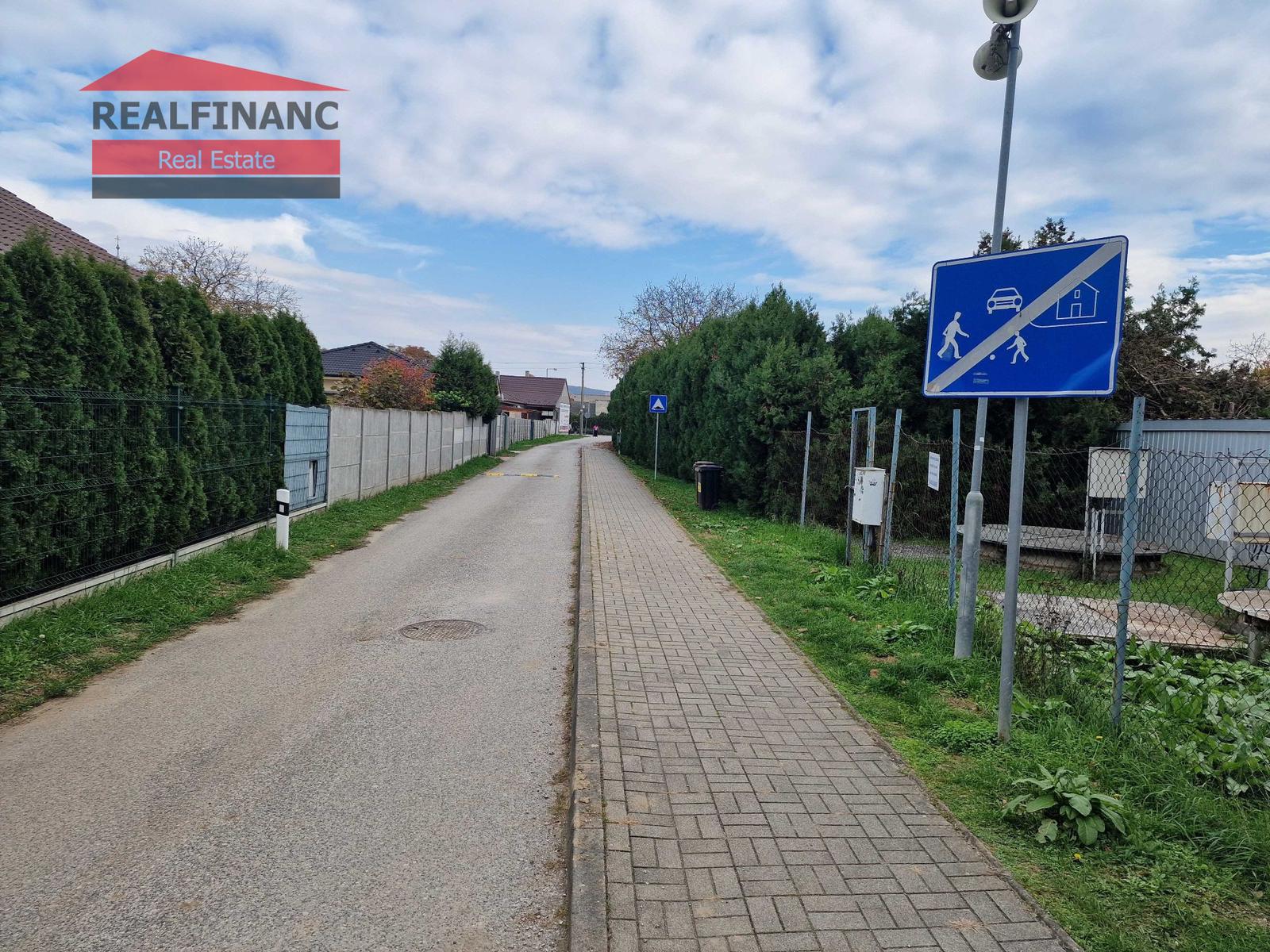 REALFINANC – 100% aktuálny! Stavebný pozemok celkom 959 m2, tichá ulica obec Madunice !!!