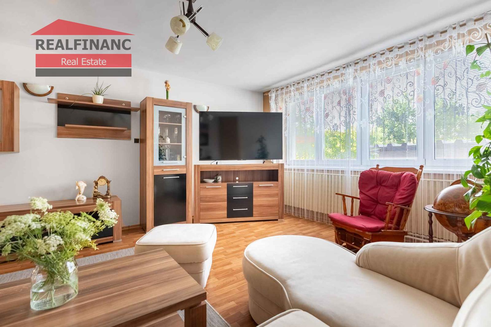 REALFINANC – 100% aktuálny! 35 ročný - 5 izbový rodinný dom s garážou, pozemok 692 m2, Opoj !