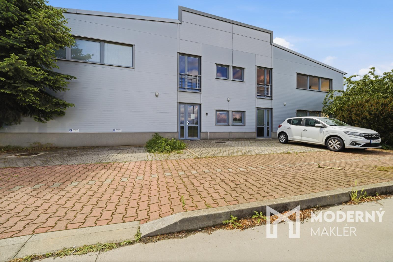 Na prenájom priestranná kancelária s parkovaním pri obchvate Trnava-Zavarská