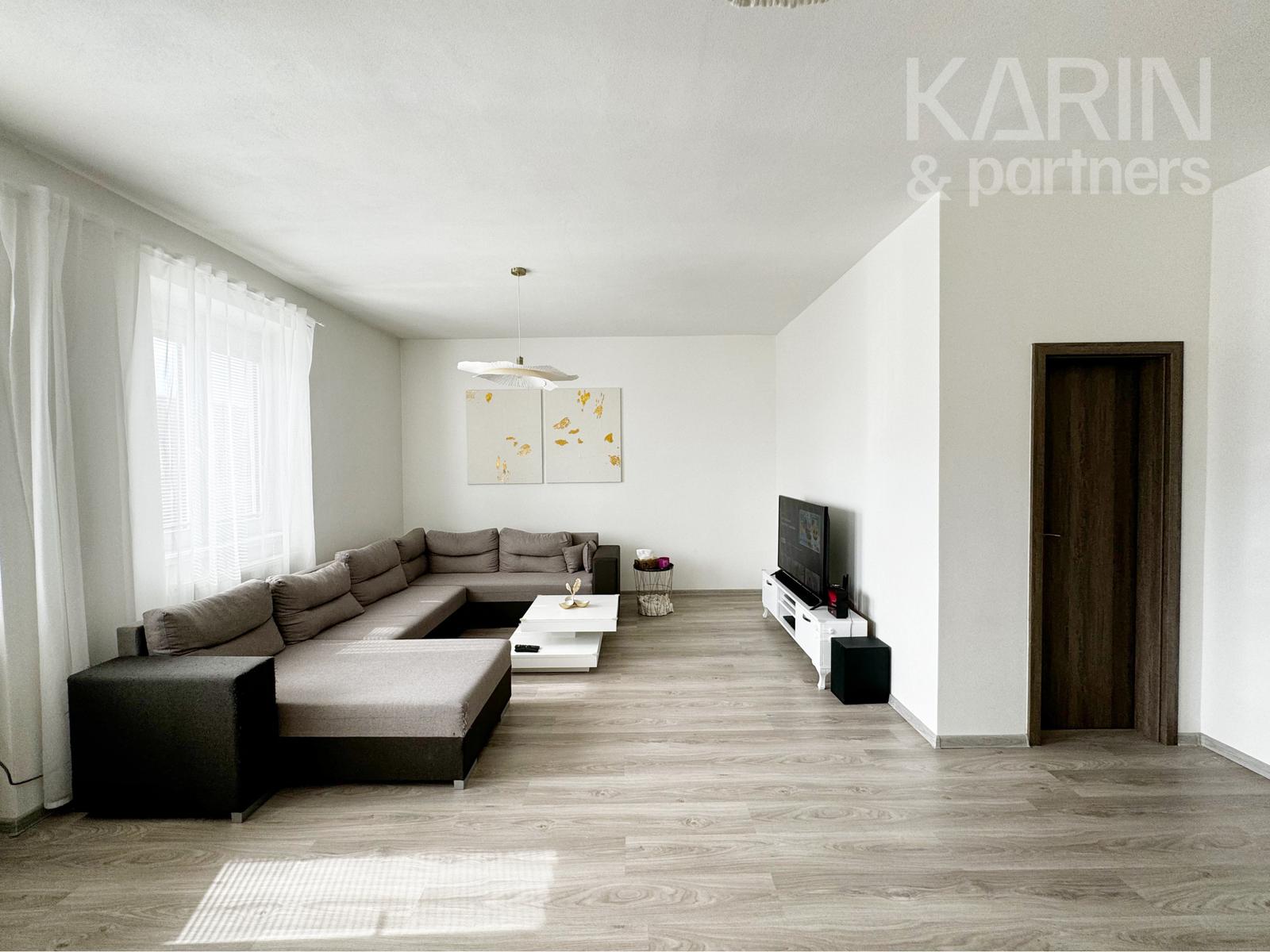 Súkromie v centre mesta: Moderný 2-izbový byt s parkovaním a šatníkom, Holíč