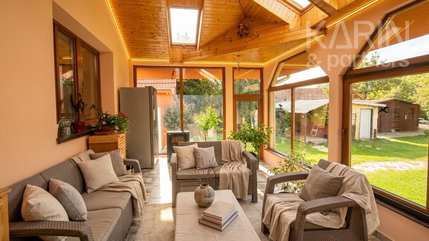 EXKLUZÍVNE: Rodinný dom 8izbový, zasklená terasa, garáž, Dvory nad Žitavou