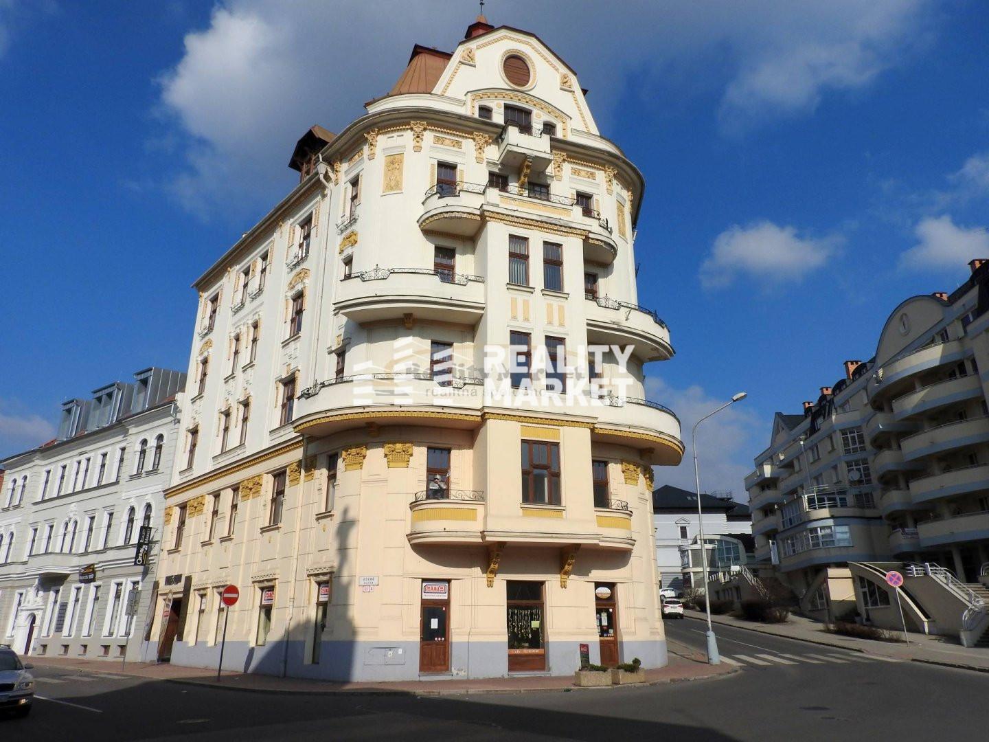 PRENÁJOM lukratívnych kancelárskych priestorov 49 m² (3.posch) v  centre Banskej Bystrice, v historickom objekte Porges Palota na Hornej 65A