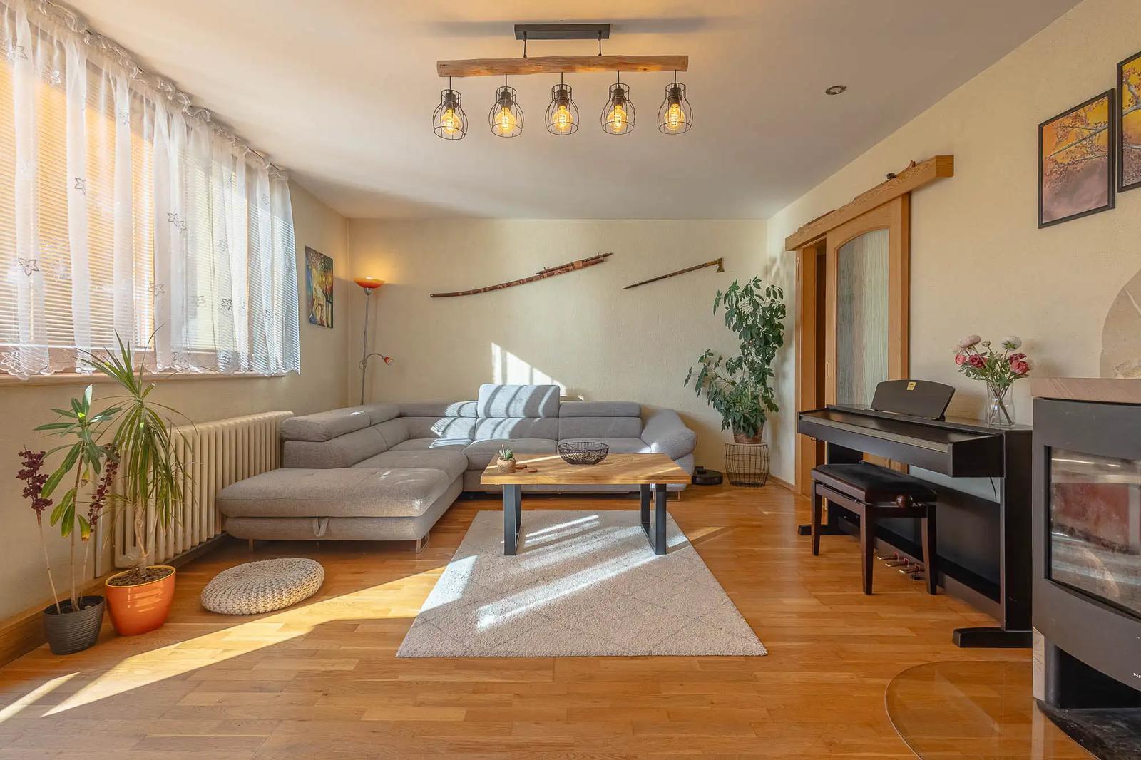Výnimočný, veľký a slnečný 3-izbový byt s pieckou a dvoma balkónmi – Demänová – fotka 2