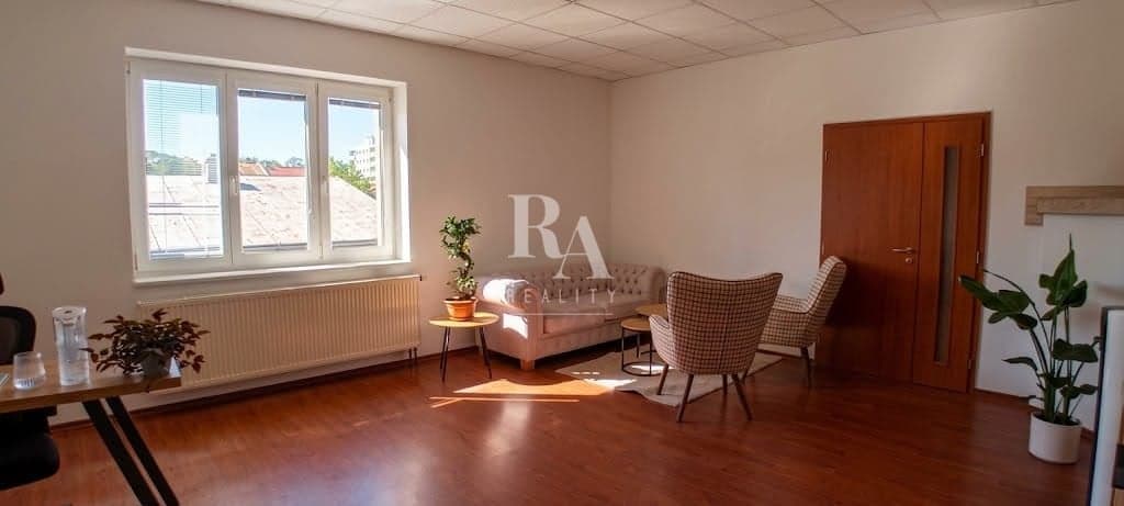 Dvojkancelária s parkovaním, 1.poschodie, 75m2, ul. M.R.Štefánika Žilina