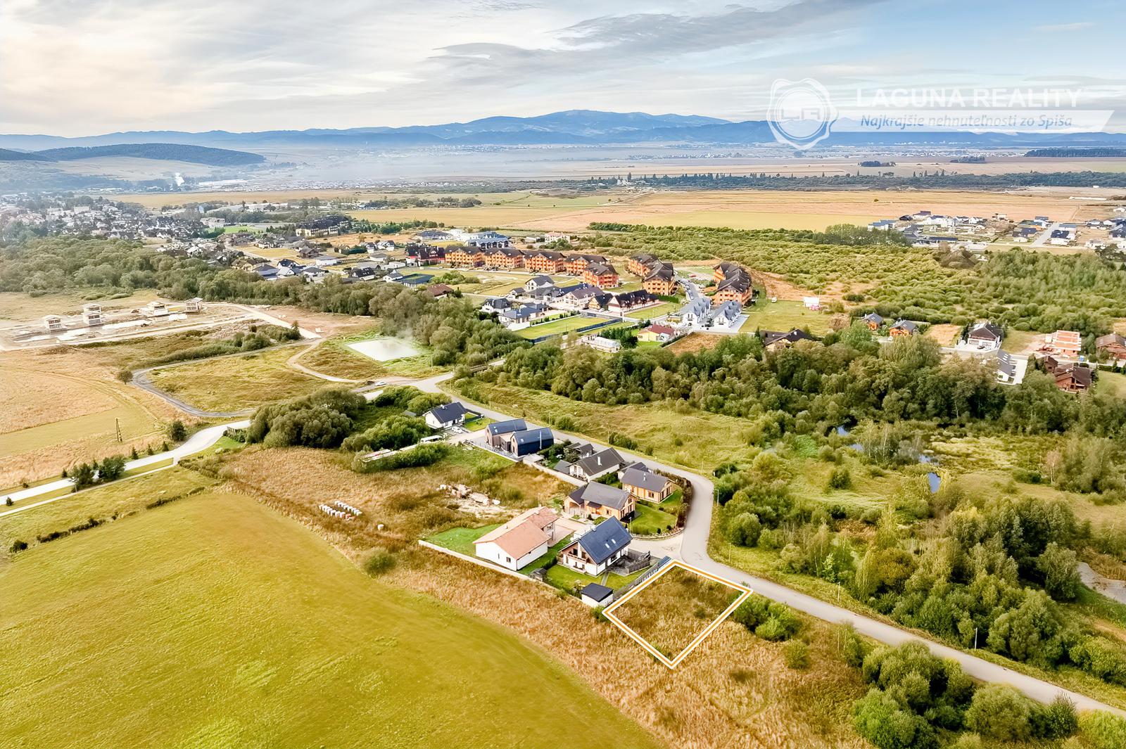 Stavebný pozemok (644 m²) s výhľadom na Tatry pri golfe, Veľká Lomnica