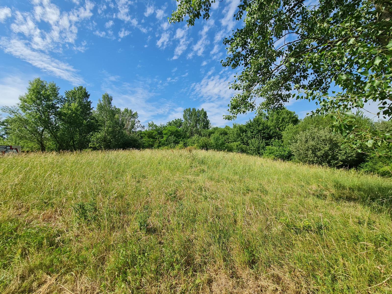VEĽKORYSÝ rovinatý 1000m2 pozemok na vrholku Lamača. Asfaltová prístupová cesta. Stavebné povolenie!