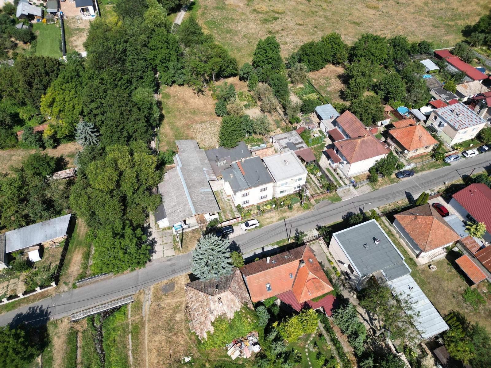 TARGETreal | NA PREDAJ: Rodinný dom s halou na pozemku 1 485 m² - priestor pre bývanie aj podnikanie