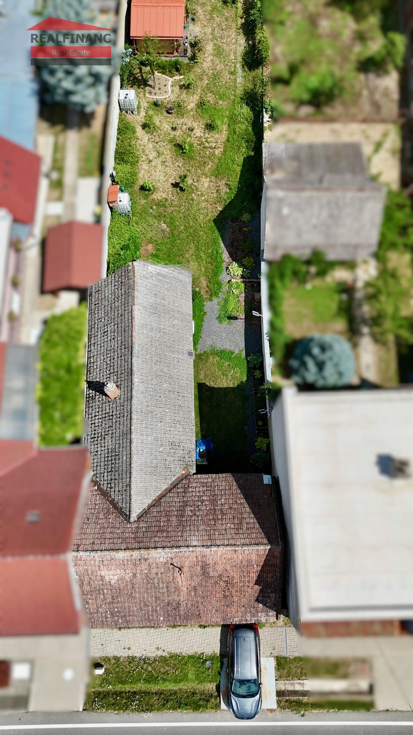 Na predaj SLNEČNÝ stavebný pozemok so starším rodinným domom v obci Kátlovce – fotka 2