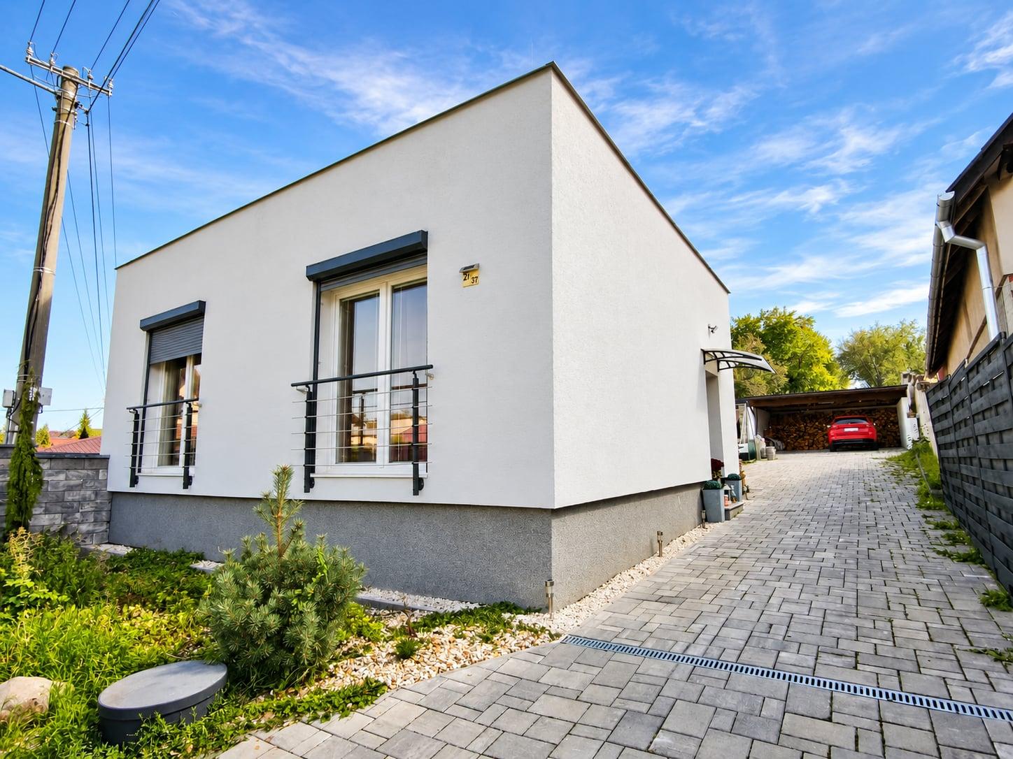 Priestranný 3-izbový rodinný dom so saunou, vírivkou, terasou a veľkou záhradou – Kapušany