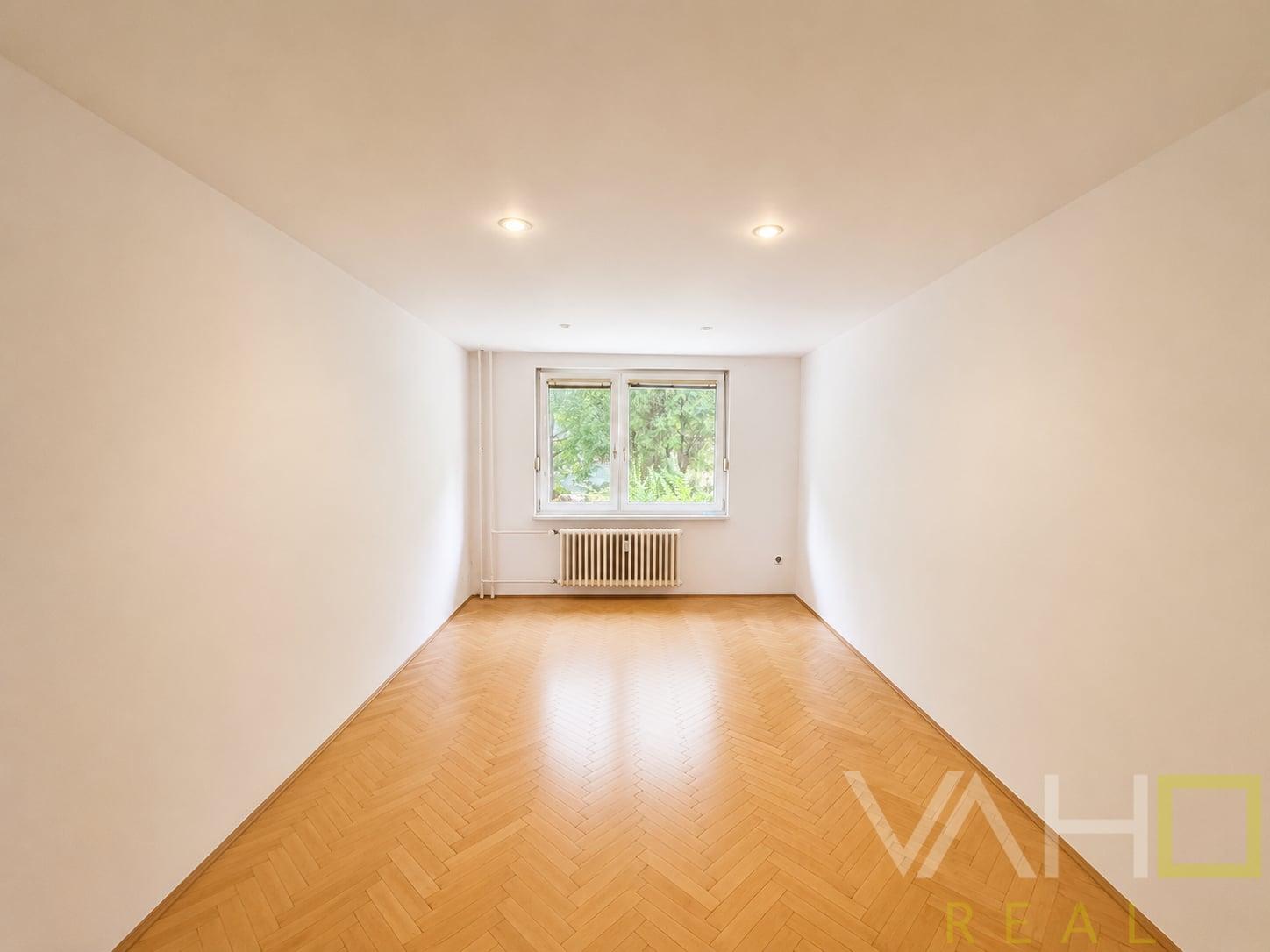 ZNÍŽENÁ CENA!!! 3-IZBOVÝ BYT 65 m² | 3 NEPRIECHODNÉ IZBY | PARK JANKA KRÁĽA | TRNAVA