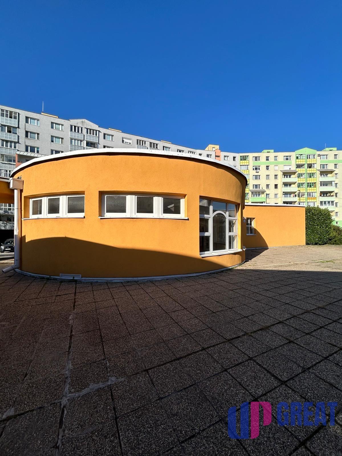 PREDAJ obchodného priestoru na komerčné využitie v Karlovej Vsi.