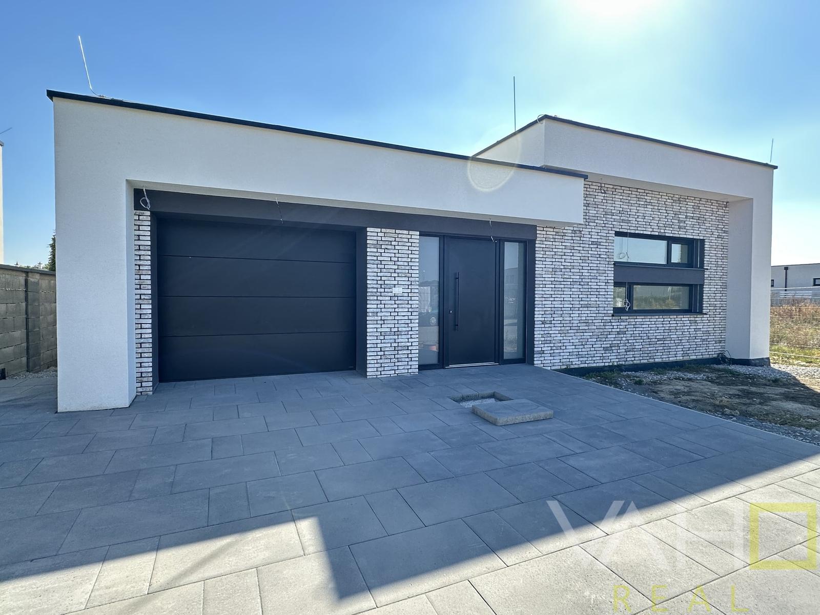 Moderná novostavba RD, pozemok 600m2, zastavaná plocha 179m2, garáž – fotka 2