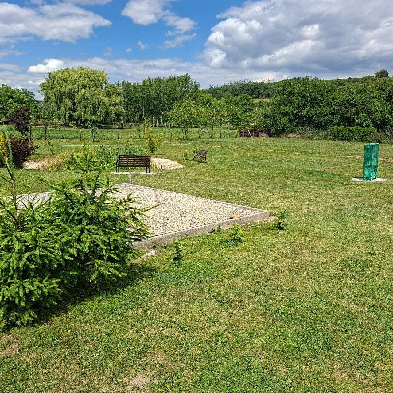PREDAJ- STAVEBNÝ POZEMOK 1 089 m² – ČECHY, okr. NOVÉ ZÁMKY-  SÚKROMNÁ PRÍSTUPOVÁ CESTA