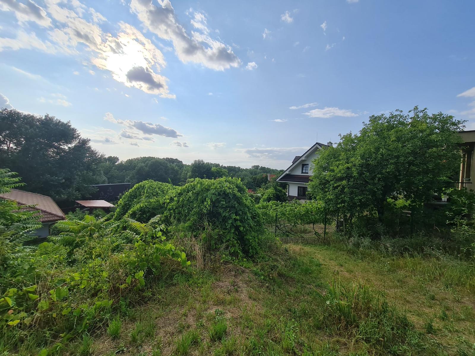 STAVEBNÝ ROVINATÝ 600m2 pozemok s výhľadom široko-ďaleko