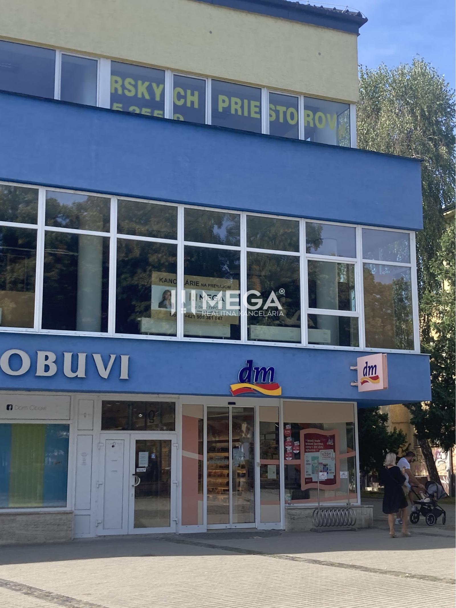NA PRENÁJOM  kancelária na námestí v "Dome obuvi" v meste Humenné