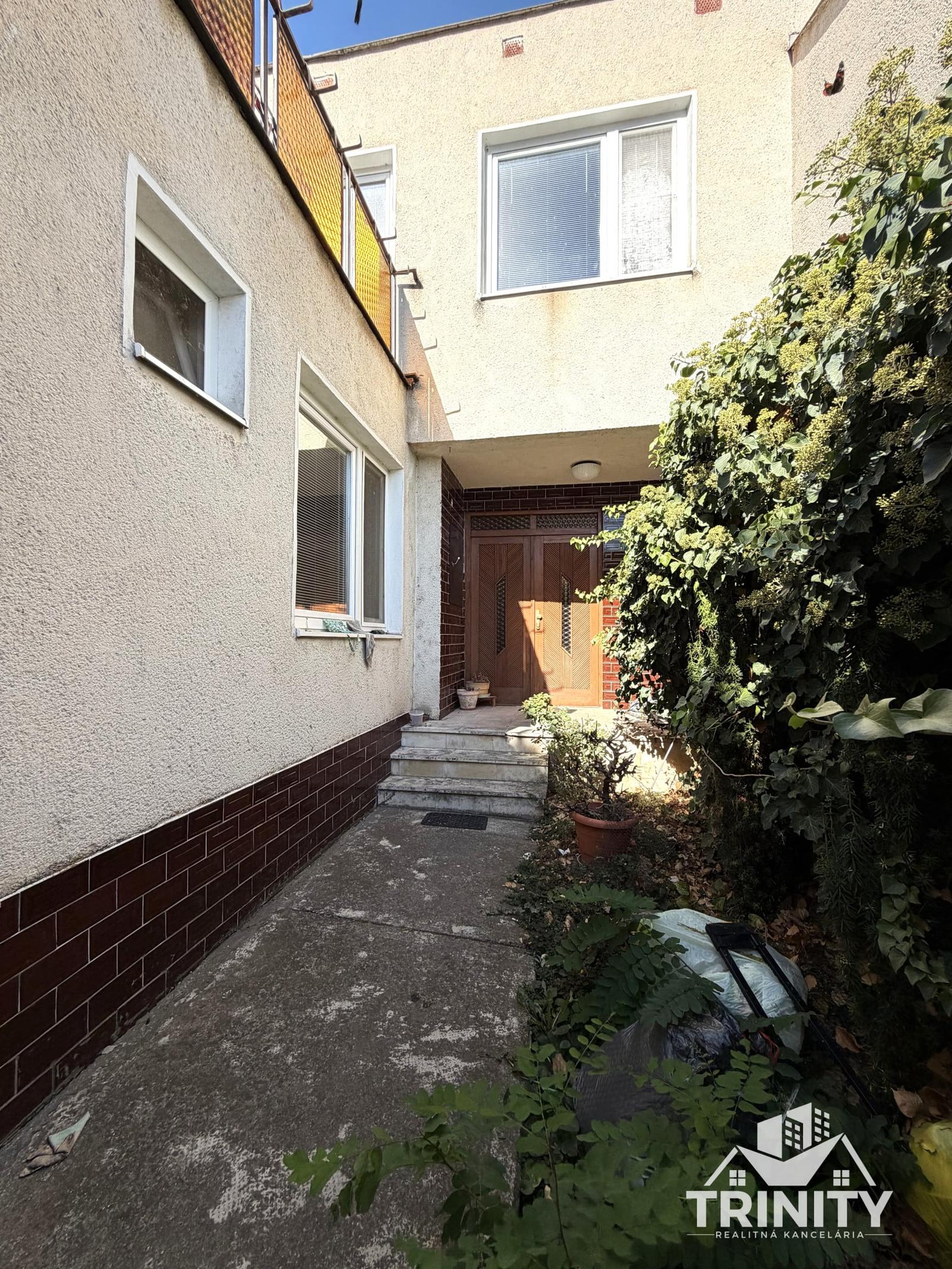 Na predaj tehlový 5-izbový rodinný dom s terasou v meste Nové Zámky. – fotka 2
