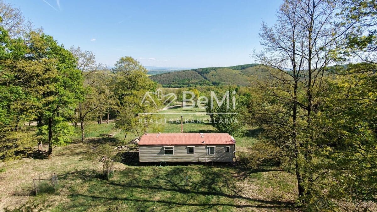 Krásny, veľký pozemok 10 000 m2 s mobilným domom, vinicou a ovocným sadom - Kozárovce (037-14-MIMI)