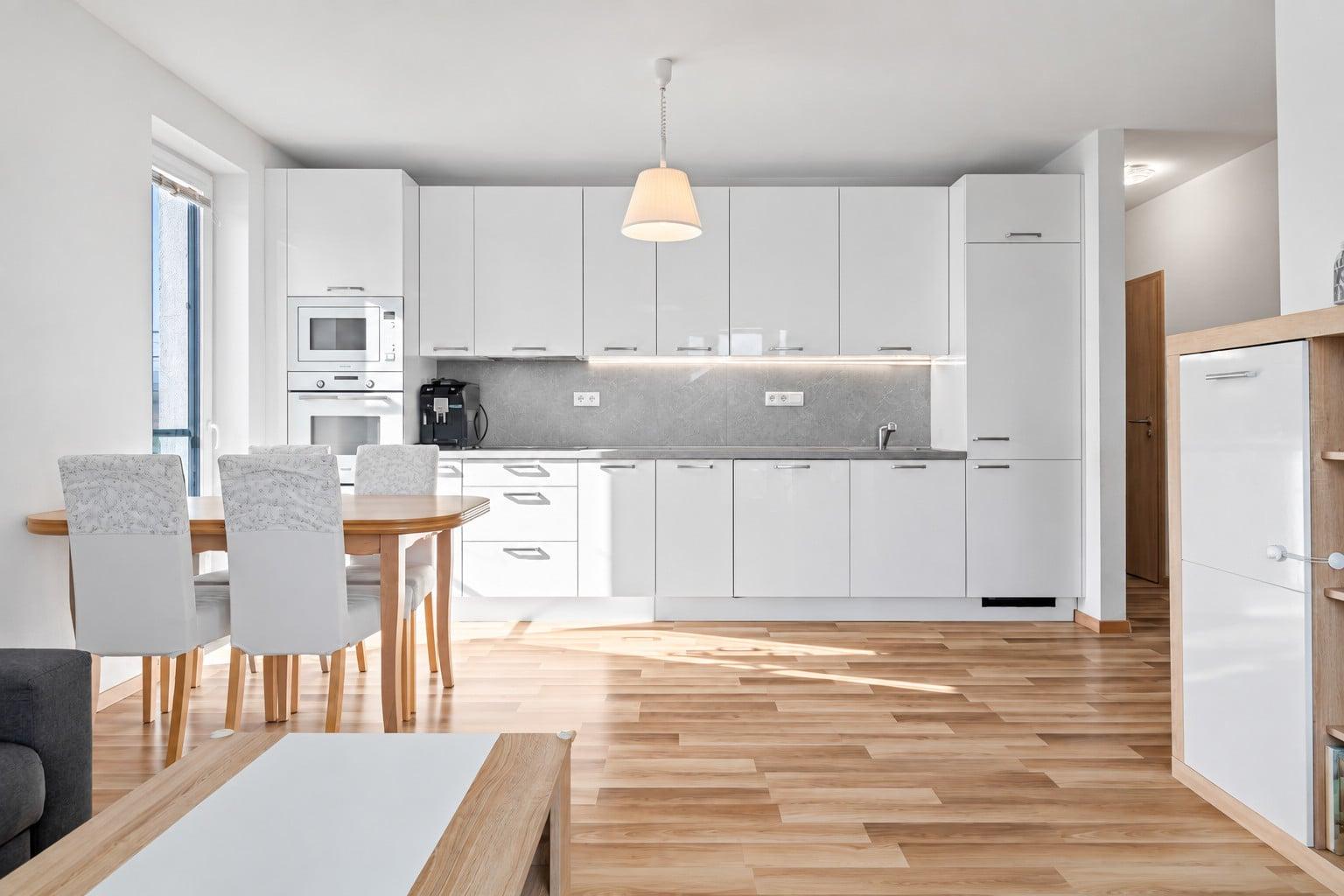 BE.LIVE COMPANY- PREDAJ - SVETLÝ 3-IZBOVÝ BYT S DVOMA BALKÓNMI A PARKOVANÍM – NA PIESKU, RUŽINOV