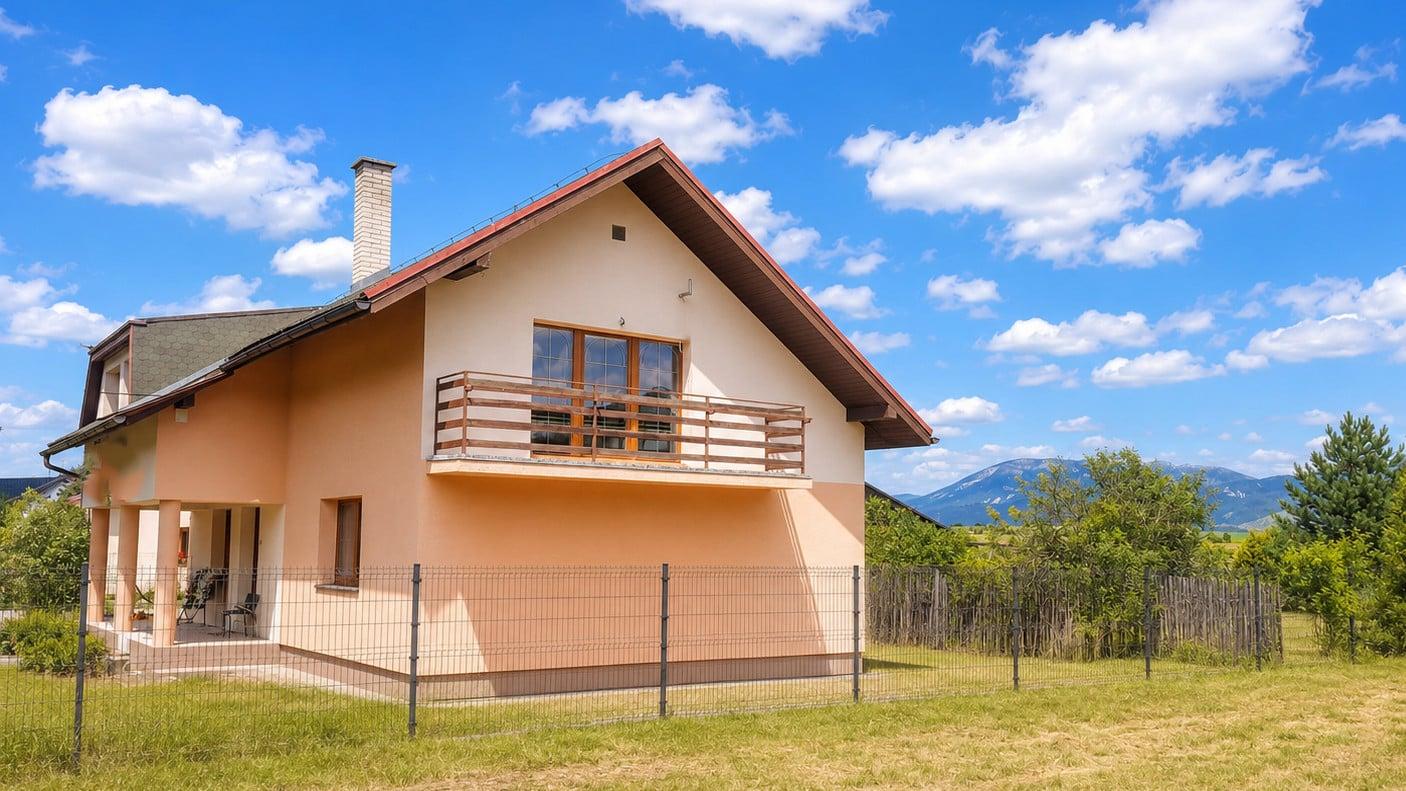 TARGETreal | Na predaj rodinný dom s 2 samostatnými vstupmi a veľkým pozemkom v Turčianskych Tepliciach