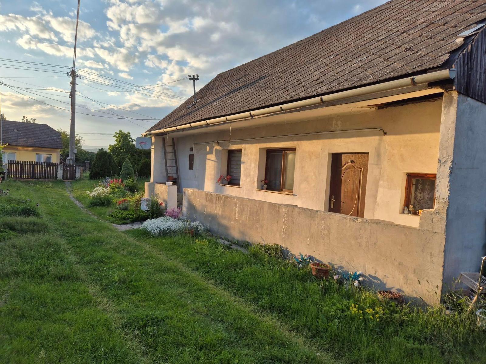 Starý rodinný dom v centre obce Košeca – investičná príležitosť – fotka 2
