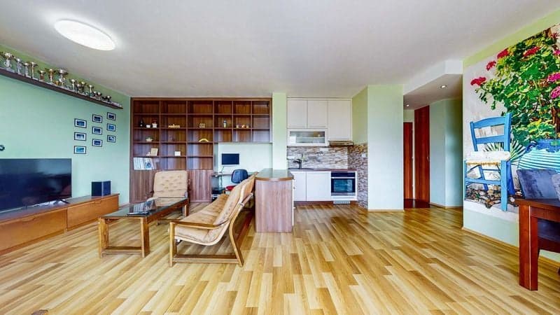 PRIESTRANNÝ 2-IZBOVÝ BYT S VEĽKÝM ZASTREŠENÝM BALKÓNOM – FONČORDA, WOLKEROVA ULICA – fotka 2