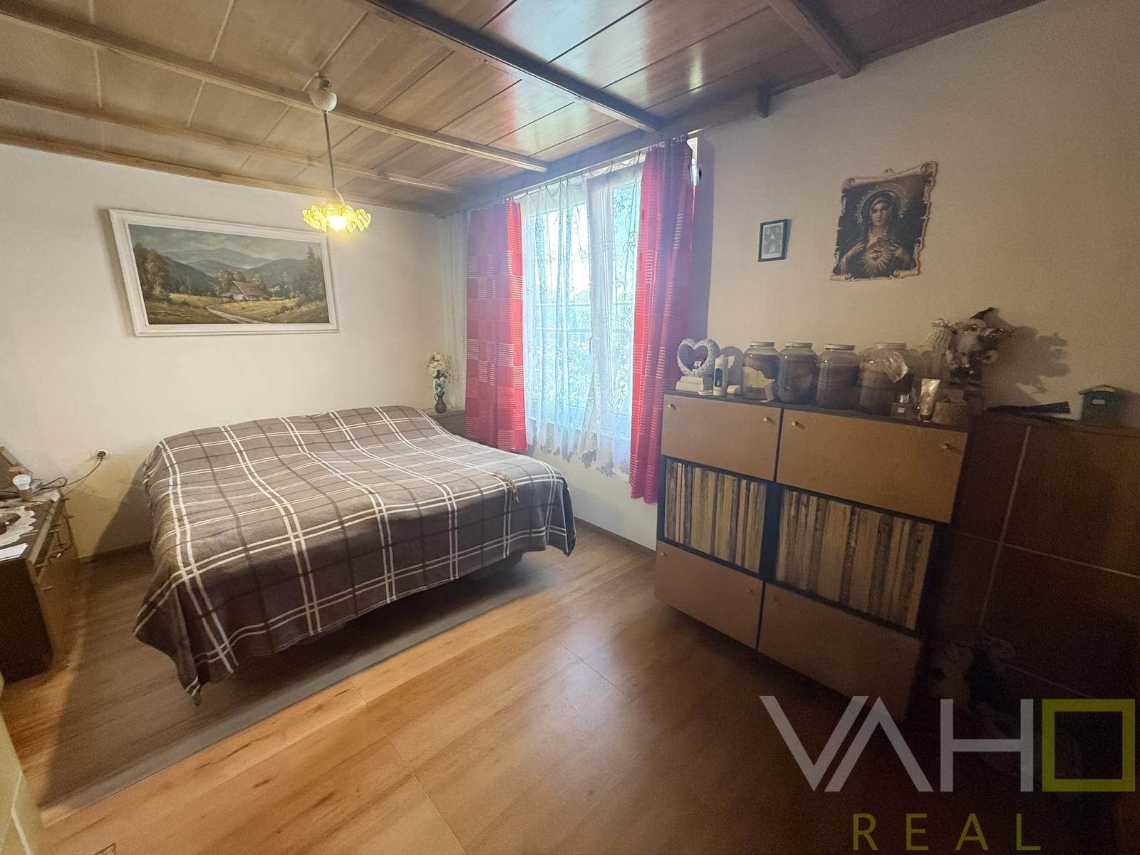 CHATA S VEĽKÝM POZEMKOM A VINICOU VO VINOHRADOCH NAD VÁHOM – fotka 2