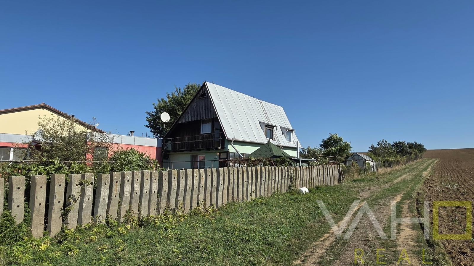 CHATA S VEĽKÝM POZEMKOM A VINICOU VO VINOHRADOCH NAD VÁHOM