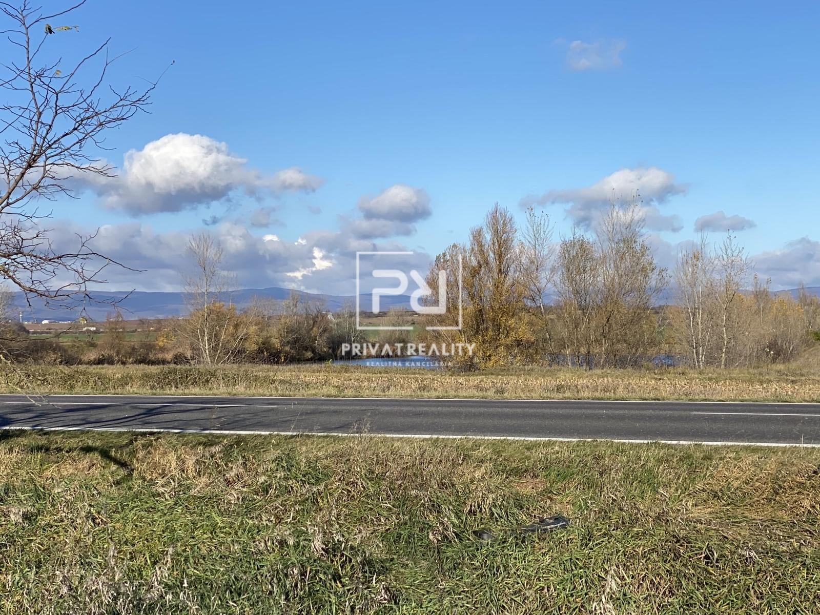 Ponúkam na predaj dve parcely v tesnej blízkosti jazera