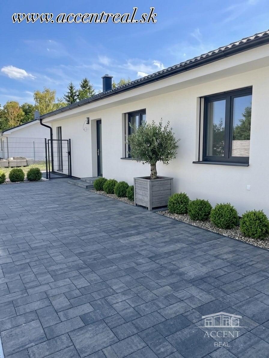 SKOLAUDOVANÉ - PRIESTRANNÝ 4-IZBOVÝ BUNGALOV(128M2) V NADŠTANDARDE, TERASA, EXT. ŽALÚZIE AJ PLOT V CENE, 3 PARKOVACIE MIESTA