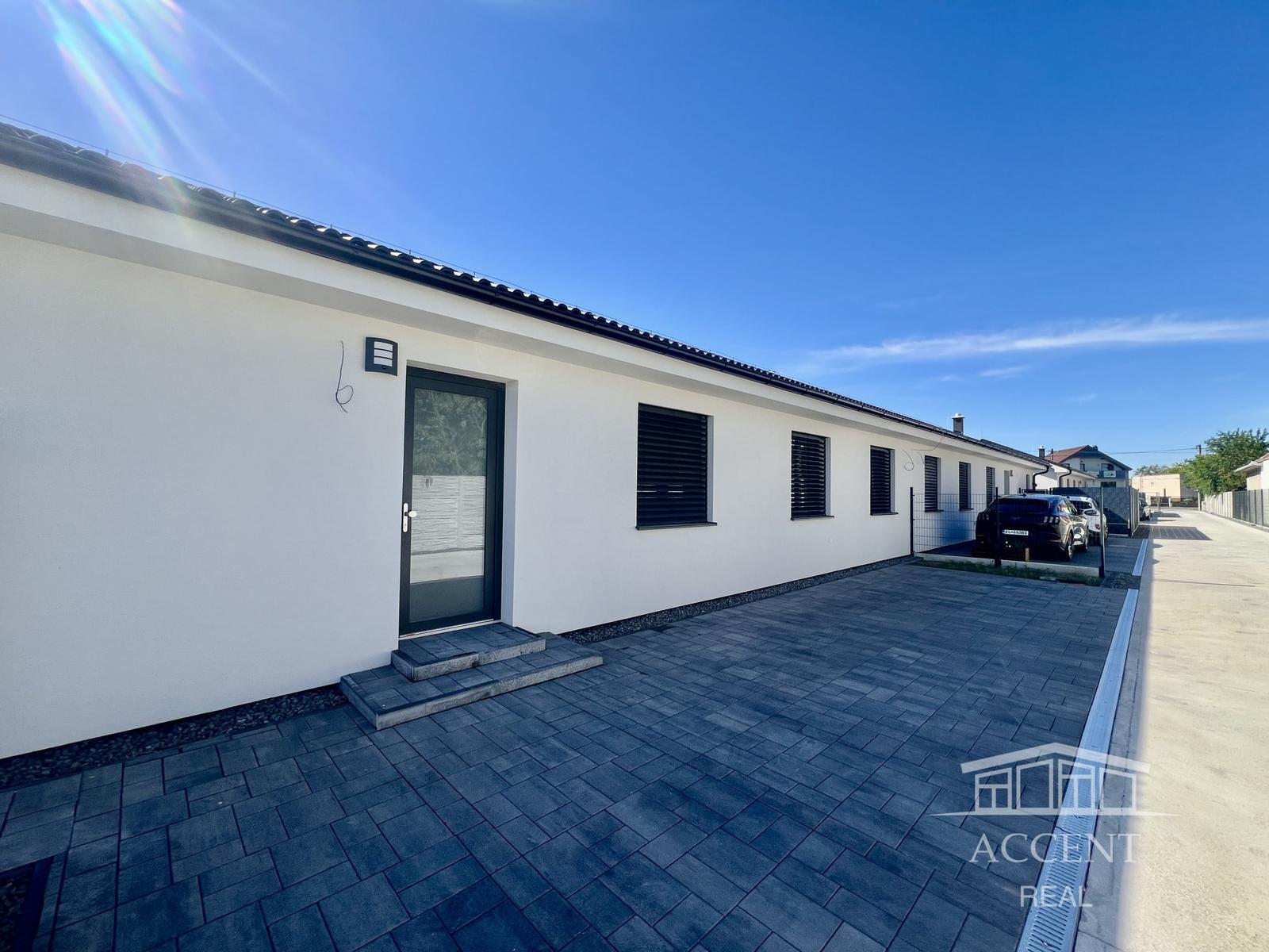 SKOLAUDOVANÉ - PRIESTRANNÝ 4-IZBOVÝ BUNGALOV(128M2) V NADŠTANDARDE, TERASA, EXT. ŽALÚZIE AJ PLOT V CENE, 3 PARKOVACIE MIESTA – fotka 2