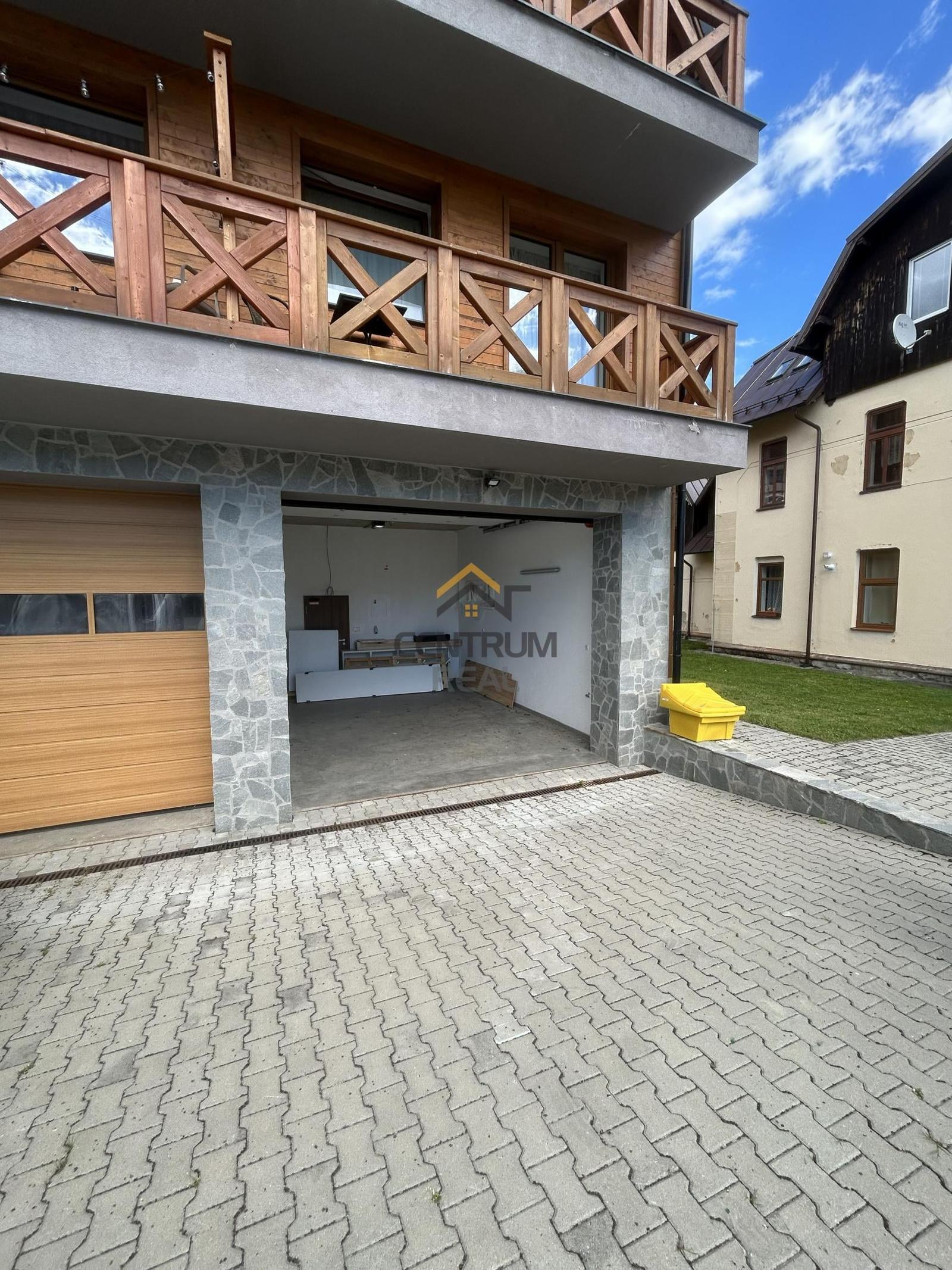 Priestranná garáž (27 m²) v Tatranskej Lomnici – fotka 2