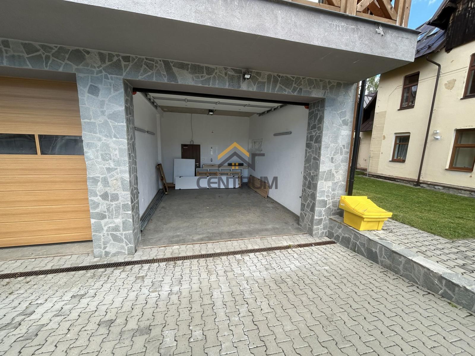 Priestranná garáž (27 m²) v Tatranskej Lomnici